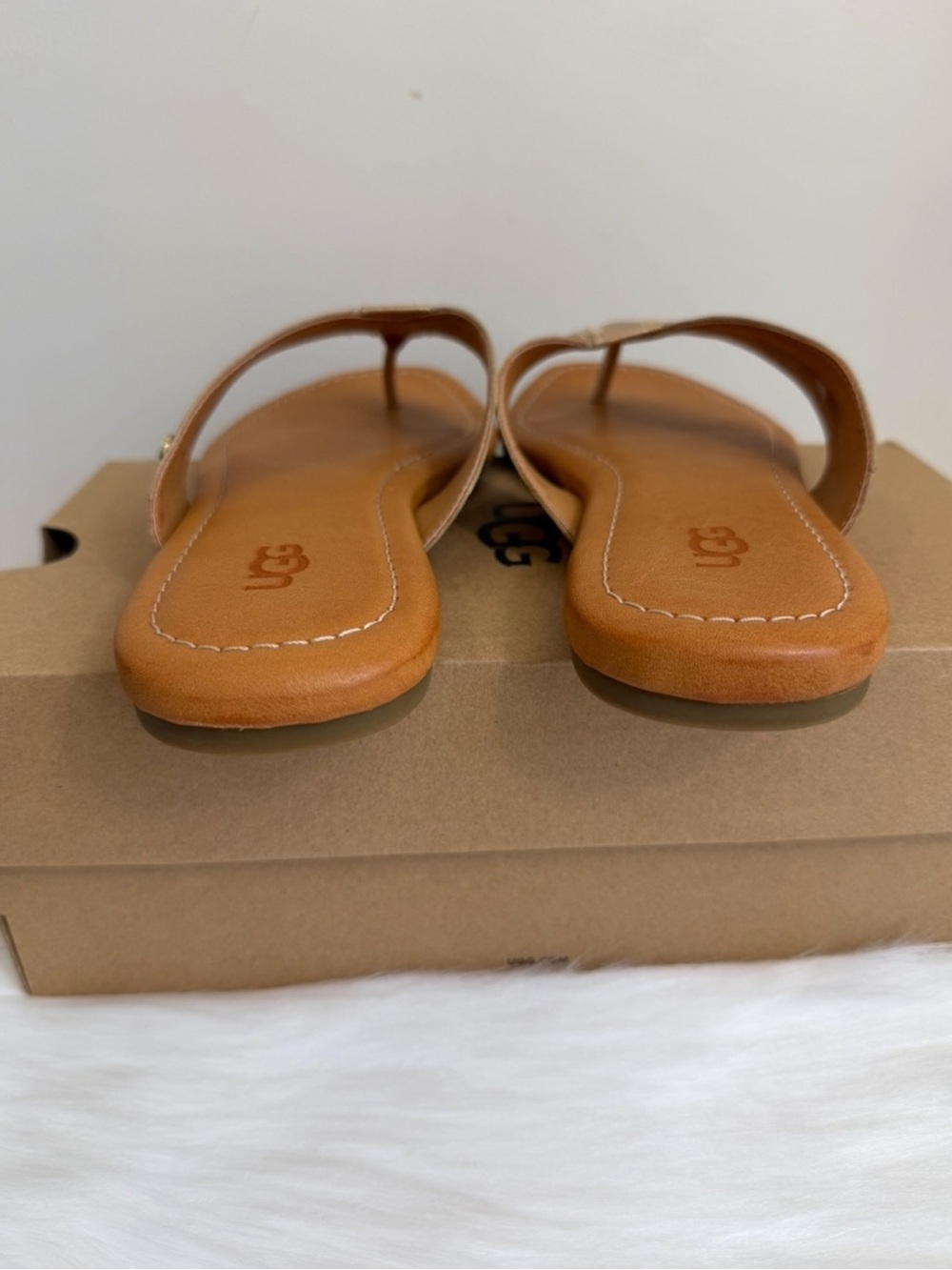 NIB UGG Women’s Carey Gold Metallic Leather Flip Sandals Size 6.5 - Picture 9 of 16